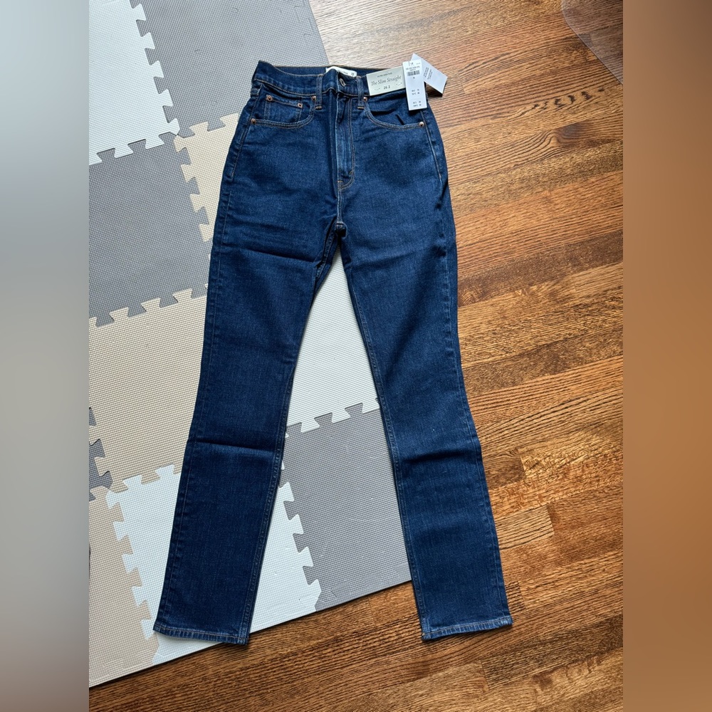 NWT Ultra High Rise 90s Slim Straight Jean, size 26/2R